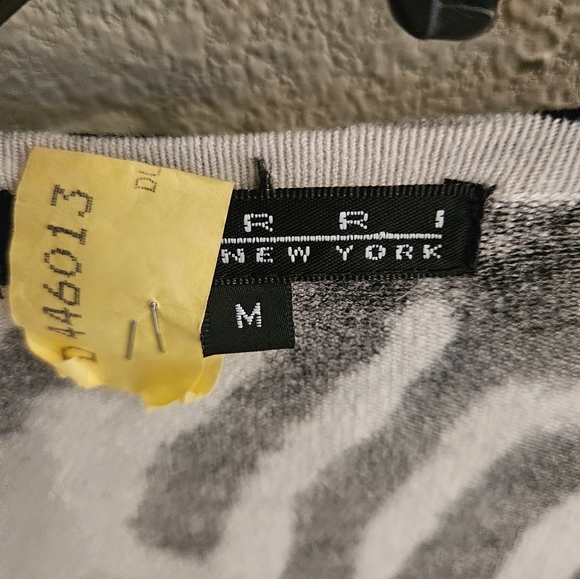Sweater in grey/white/black dry cleaned in size Medium - Picture 3 of 5